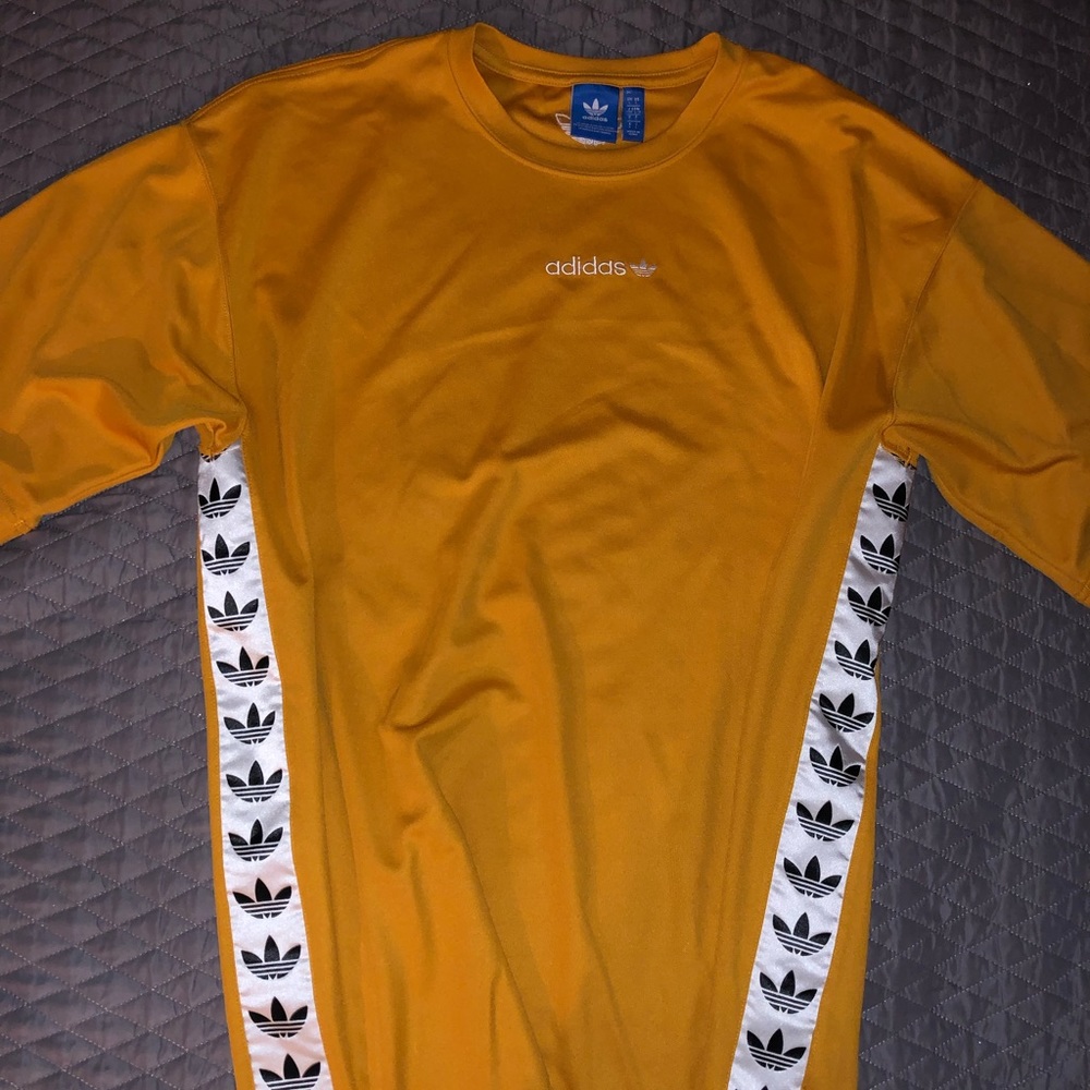 Super trendy Adidas oversized shirt